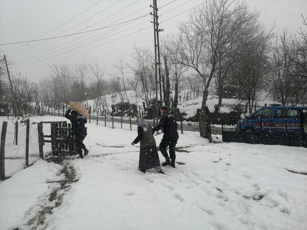 Foto - Jandarma'dan örnek davranış