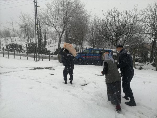 Foto - Jandarma'dan örnek davranış