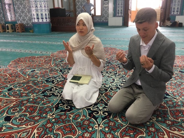 Japon Chisato, Müslüman oldu! İşte mutluluğu gözlerinden okunan kardeşimizin yeni ismi