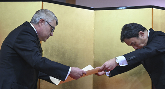 Japonlardan Türkiye'nin eski Tokyo Büyükelçisi Meriç'e, Gümüş Yıldız ve Yükselen Güneş nişanı verildi