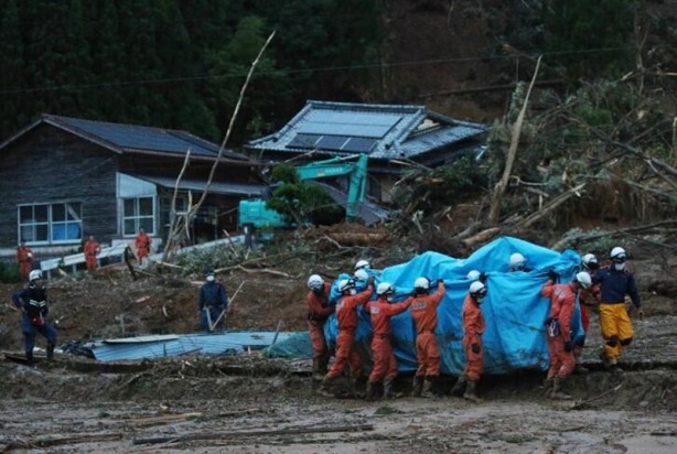Foto - Japonya'da büyük doğa olayı! Sel felaketi kasabayı yuttu