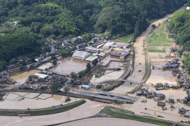 Japonya'da büyük doğa olayı! Sel felaketi kasabayı yuttu