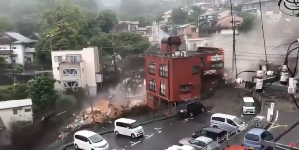 Foto - Japonya'da korkunç anlar! Sel resmen geliyorum dedi