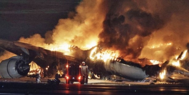 Foto - Japonya'daki uçak kazası olayı ülkede sosyal medyayı salladı!Yolcu uçağında bulunan herkesin aklındaki soru: Giriş izni yokmuş