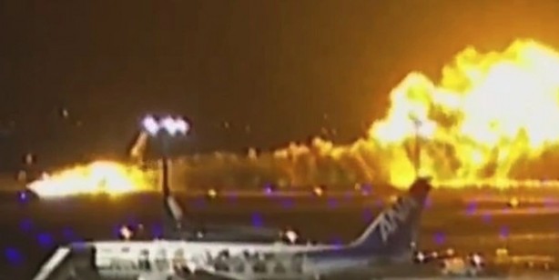 Foto - Japonya'daki uçak kazası olayı ülkede sosyal medyayı salladı!Yolcu uçağında bulunan herkesin aklındaki soru: Giriş izni yokmuş