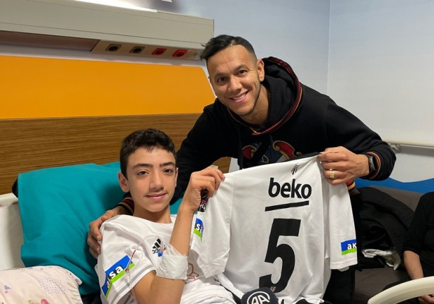 Foto - Josef de Souza, depremden 128 saat sonra enkazdan kurtarılan Arda'ya formasını hediye etti