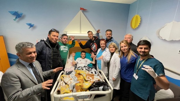 Foto - Josef de Souza, depremden 128 saat sonra enkazdan kurtarılan Arda'ya formasını hediye etti