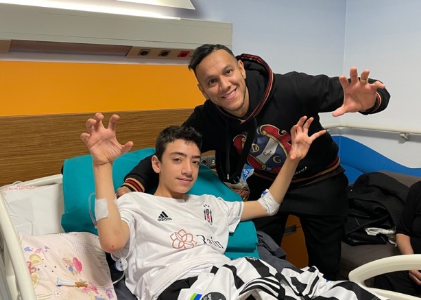 Foto - Josef de Souza, depremden 128 saat sonra enkazdan kurtarılan Arda'ya formasını hediye etti