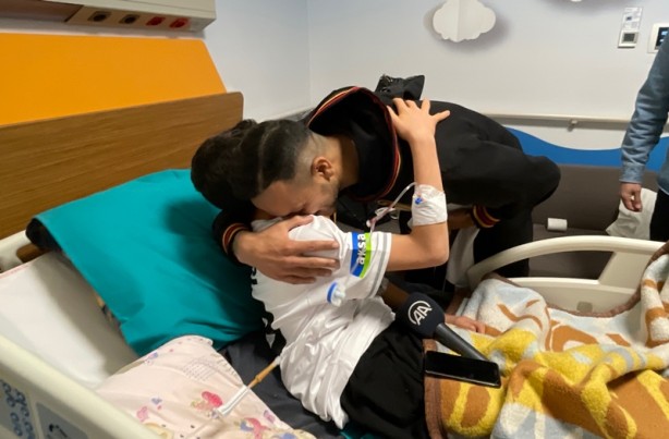 Josef de Souza, depremden 128 saat sonra enkazdan kurtarılan Arda'ya formasını hediye etti