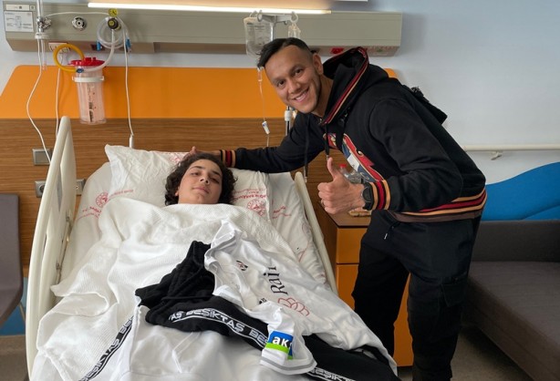 Foto - Josef de Souza, depremden 128 saat sonra enkazdan kurtarılan Arda'ya formasını hediye etti