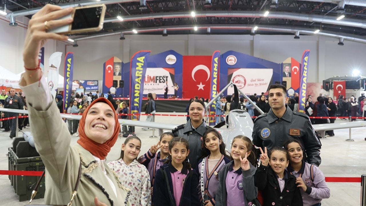 KAAN’ı ‘kalorifer peteği’ne benzetenler utansın! SİHA gören öğrenciler havalara uçtu