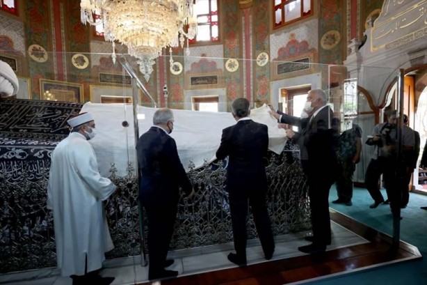 Kabe Kuşağı Fatih Sultan Mehmet'in Türbesi'ne yerleştirildi
