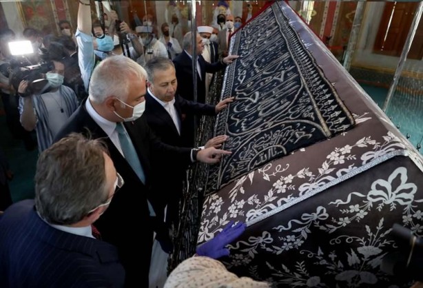 Foto - Kabe Kuşağı Fatih Sultan Mehmet'in Türbesi'ne yerleştirildi
