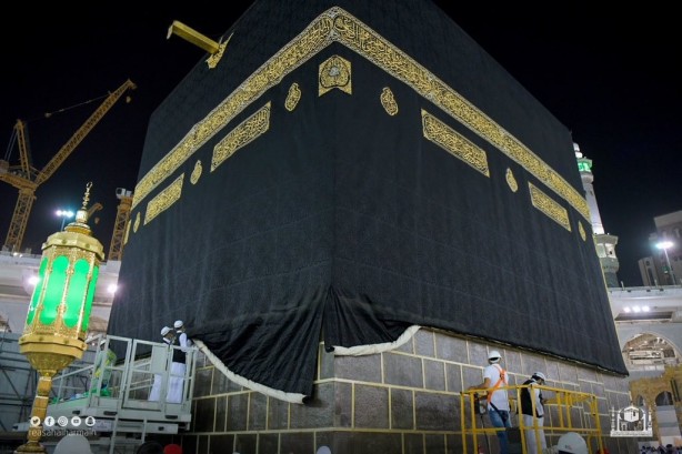 Foto - Kabe'nin hac döneminde yukarı kaldırılan örtüsü aşağı indirildi