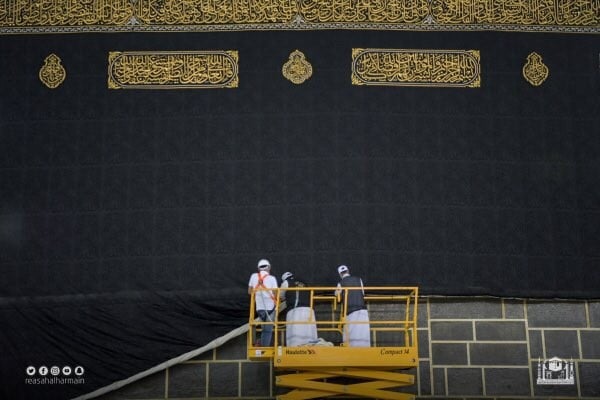 Kabe'nin hac döneminde yukarı kaldırılan örtüsü aşağı indirildi