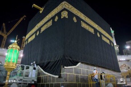 Foto - Kabe'nin hac döneminde yukarı kaldırılan örtüsü aşağı indirildi