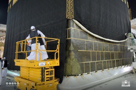 Foto - Kabe'nin hac döneminde yukarı kaldırılan örtüsü aşağı indirildi