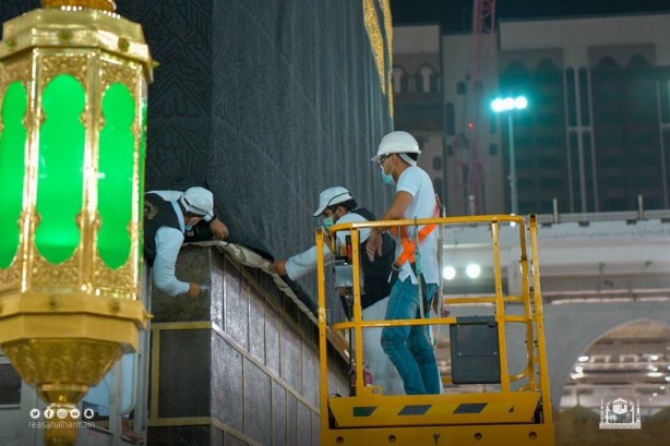 Foto - Kabe'nin hac döneminde yukarı kaldırılan örtüsü aşağı indirildi