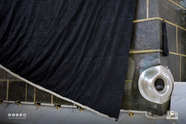 Foto - Kabe'nin hac döneminde yukarı kaldırılan örtüsü aşağı indirildi
