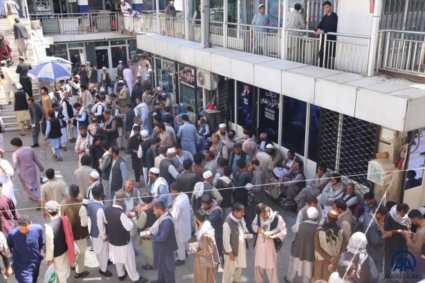 Kabil'de ATM ve döviz bürosu kuyruğu