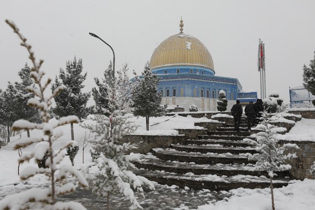 Kabil'de dondurucu soğuklar! Kar kalınlığı 30 cm! İşte o görüntüler…