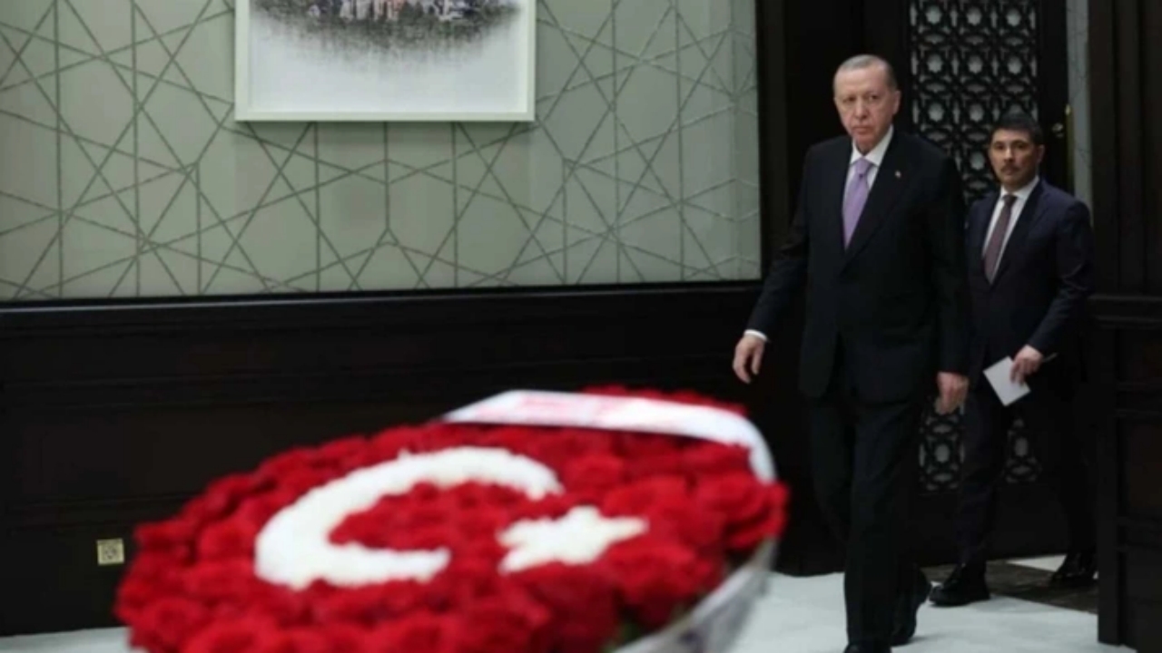 Kabine Toplantısı’nda ay-yıldızlı çiçek sürprizi! Gönderen isim, herkesi çok şaşırttı