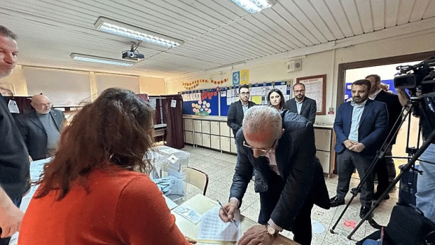 Foto - Kabine üyeleri yerel yöneticileri seçmek için oylarını kullanıyor... "Bugün demokrasimizin bayram günü"