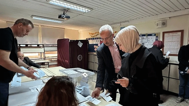 Foto - Kabine üyeleri yerel yöneticileri seçmek için oylarını kullanıyor... "Bugün demokrasimizin bayram günü"