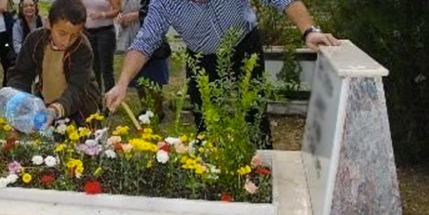 Foto - Kabir ziyaretinde kabre su dökülür mü? Kabir ziyaretinde su dökmek