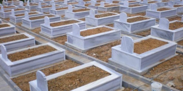 Foto - Kabir ziyaretinde kabre su dökülür mü? Kabir ziyaretinde su dökmek