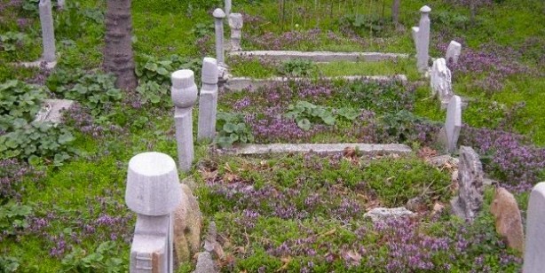 Foto - Kabir ziyaretinde kabre su dökülür mü? Kabir ziyaretinde su dökmek