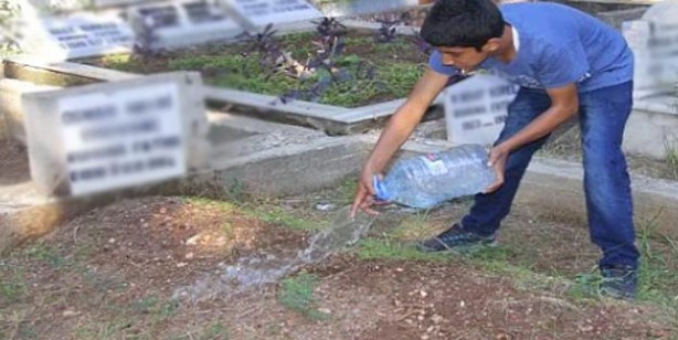 Foto - Kabir ziyaretinde kabre su dökülür mü? Kabir ziyaretinde su dökmek
