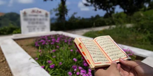 Foto - Kabir ziyaretinde okunacak dualar Kabir ziyaretinde neler okunur? Mezar başında okunan sureler
