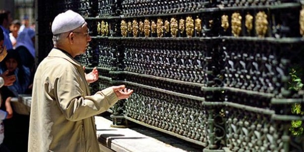 Foto - Kabir ziyaretinde okunacak dualar Kabir ziyaretinde neler okunur? Mezar başında okunan sureler