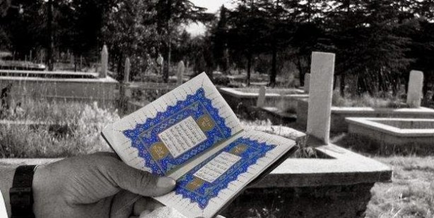 Foto - Kabir ziyaretinde okunacak dualar Kabir ziyaretinde neler okunur? Mezar başında okunan sureler