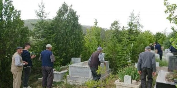 Foto - Kabir ziyaretinde okunacak dualar Kabir ziyaretinde neler okunur? Mezar başında okunan sureler