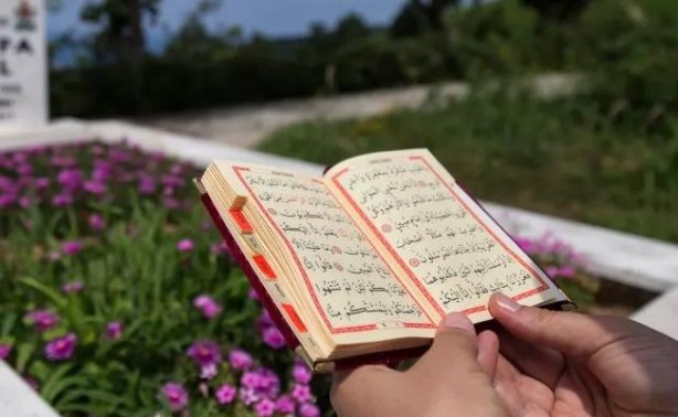 Foto - Kabir ziyaretinin faydaları nelerdir? Ölüler kabrine gelenleri görür mü?