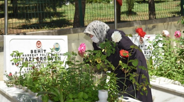 Foto - Kabir ziyaretinin faydaları nelerdir? Ölüler kabrine gelenleri görür mü?
