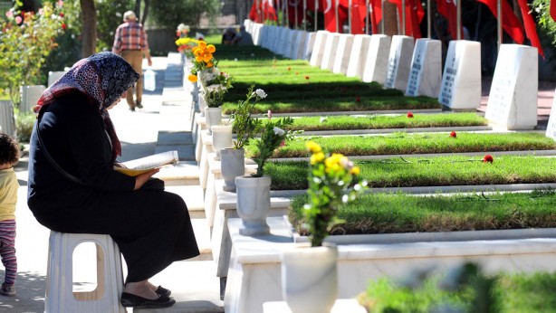 Foto - Kabir ziyaretinin faydaları nelerdir? Ölüler kabrine gelenleri görür mü?
