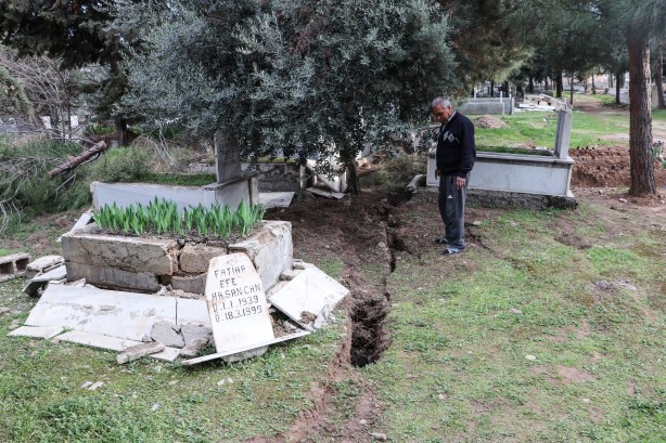Foto - Kabirlerin yönü değişti göçükler oluştu! Deprem mezarlıkta tahribata neden oldu