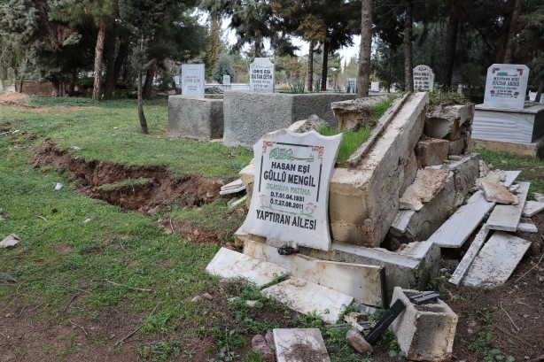 Foto - Kabirlerin yönü değişti göçükler oluştu! Deprem mezarlıkta tahribata neden oldu