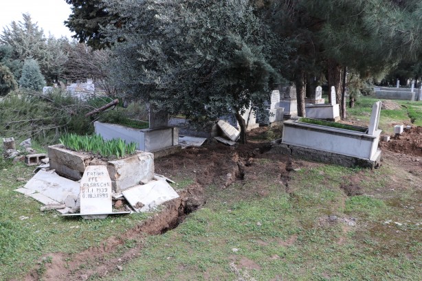 Foto - Kabirlerin yönü değişti göçükler oluştu! Deprem mezarlıkta tahribata neden oldu
