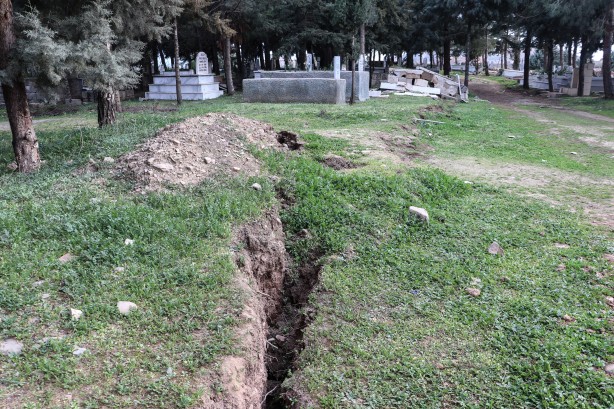 Foto - Kabirlerin yönü değişti göçükler oluştu! Deprem mezarlıkta tahribata neden oldu