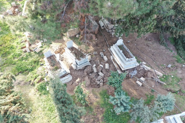 Kabirlerin yönü değişti göçükler oluştu! Deprem mezarlıkta tahribata neden oldu