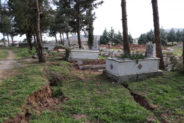 Foto - Kabirlerin yönü değişti göçükler oluştu! Deprem mezarlıkta tahribata neden oldu