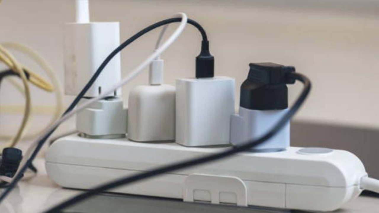 Foto - Kablo uzadıkça elektrik faturası artıyor! Üstündeki harfe bakın, enerjiyi vakumluyor