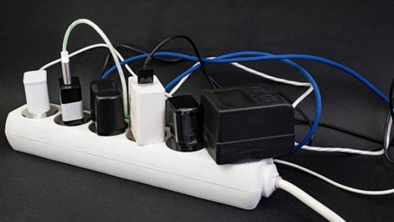 Foto - Kablo uzadıkça elektrik faturası artıyor! Üstündeki harfe bakın, enerjiyi vakumluyor