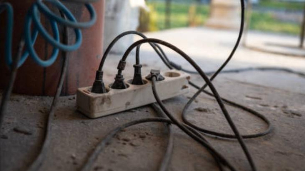 Foto - Kablo uzadıkça elektrik faturası artıyor! Üstündeki harfe bakın, enerjiyi vakumluyor