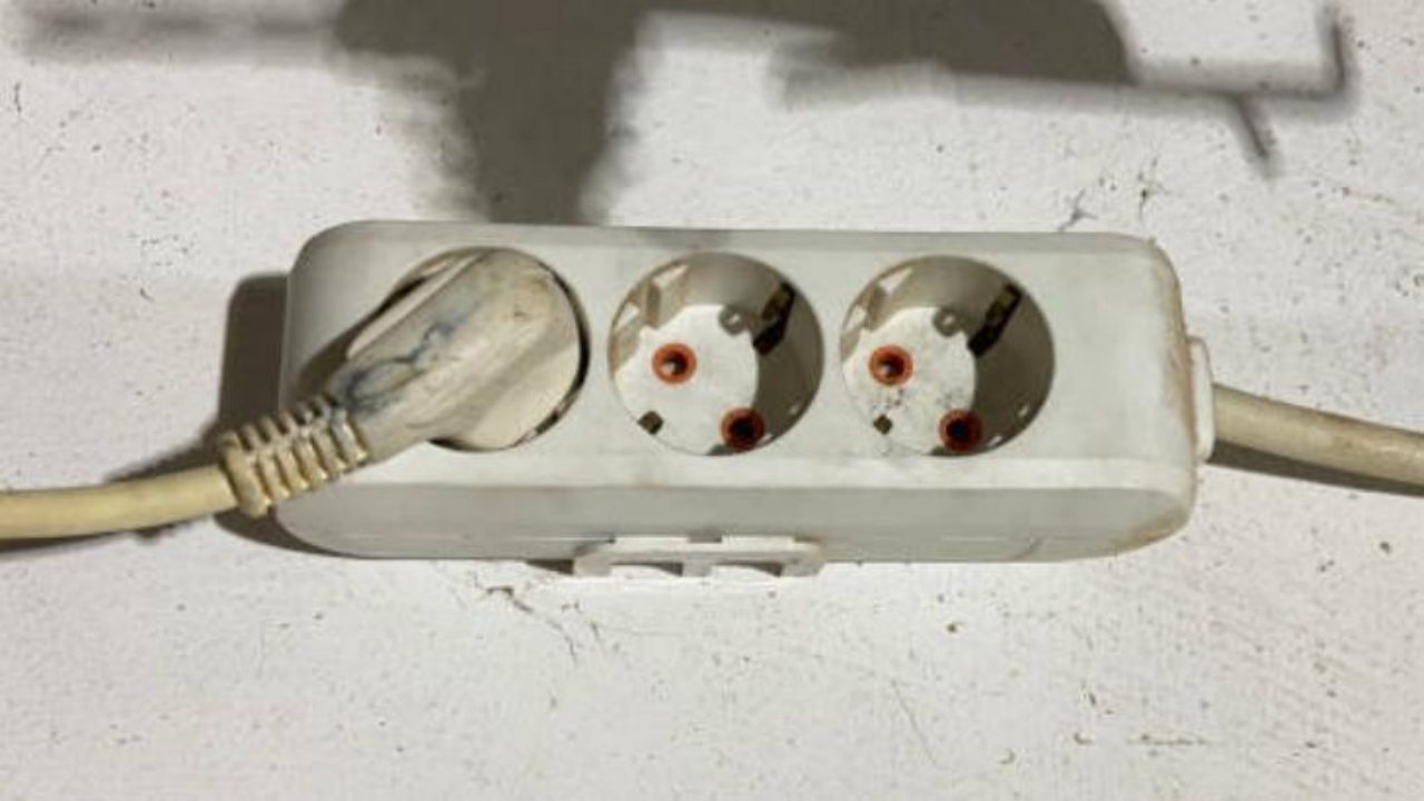 Foto - Kablo uzadıkça elektrik faturası artıyor! Üstündeki harfe bakın, enerjiyi vakumluyor