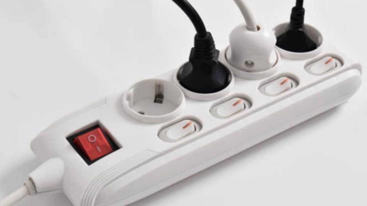 Foto - Kablo uzadıkça elektrik faturası artıyor! Üstündeki harfe bakın, enerjiyi vakumluyor